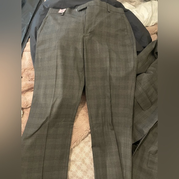 Kenneth Cole suit, jacket is 40T/L/L and pants are 32x32. - Picture 3 of 4